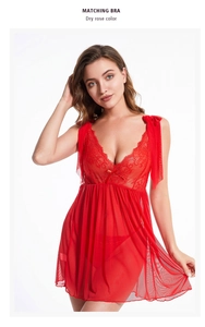 Détail de dentelle florale rouge avec col en V et nœuds sur une nuisette en tulle