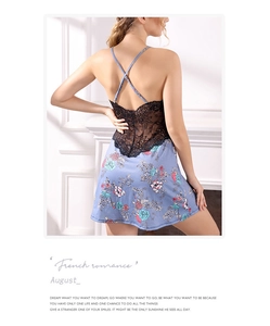 Vue détaillée du dos d'une nuisette à fleurs avec dentelle et bretelles croisées
