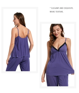 Détail d'un ensemble de détente violet en modal avec dentelle noire au décolleté