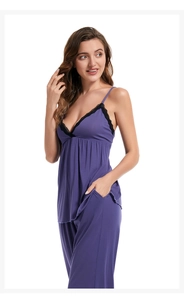 Détail du pyjama en modal violet avec bordure en dentelle noire au décolleté en V