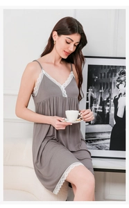 Détail de nuisette en coton côtelé gris avec dentelle blanche et décolleté en V
