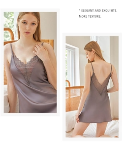 Dettaglio della camicia da notte in raso malva con scollo a V e pizzo delicato
