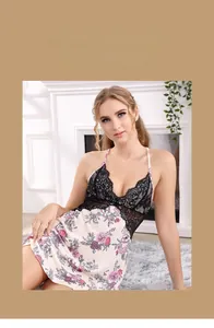 Nuisette en coton à fleurs avec dentelle noire et fines bretelles réglables