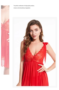 Détail de la nuisette rouge en mesh avec broderie florale en dentelle et nœuds décoratifs