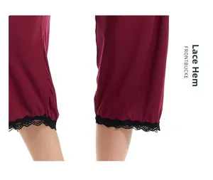 Gros plan du bas du pantalon bordeaux avec détails en dentelle noire sur l'ouverture