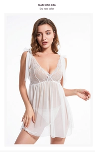 Vue détaillée de l'ensemble lingerie en dentelle blanche avec bretelles à nœuds et soutien-gorge