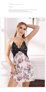 Détail de la nuisette florale avec dentelle noire et motifs de fleurs violettes