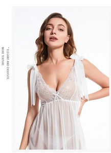 Gros plan d'une nuisette blanche en dentelle avec détails en tulle et col en V