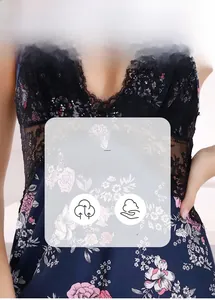 Détail d'une nuisette en satin bleu foncé à fleurs avec bordure en dentelle noire