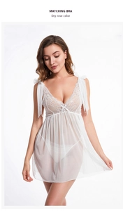 Vue détaillée de la nuisette en maille blanche avec dentelle et petit nœud élégant