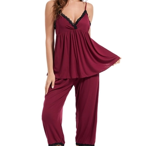 Ensemble pyjama femme en modal bordeaux avec bordure en dentelle sur caraco et pantalon