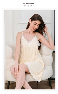 Détail de chemise de nuit en coton côtelé avec bordure délicate en dentelle blanche