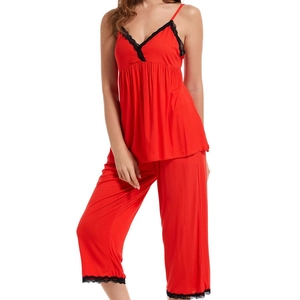 Ensemble pyjama rouge en modal pour femme avec débardeur en dentelle et pantalon court