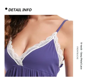 Détail de la nuisette violette en coton côtelé avec dentelle pétale blanche au décolleté