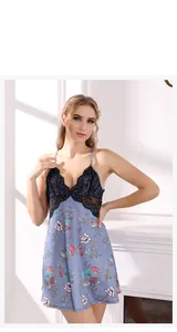 Vue détaillée d'une nuisette à fleurs avec dentelle noire et fines bretelles
