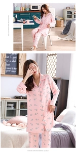 Pigiama rosa in seta di ghiaccio con stampe di gatti e dettaglio elegante del colletto