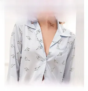 Dettaglio della maglia del pigiama in seta di ghiaccio blu chiaro con eleganti motivi a gatto