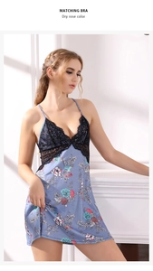 Détail de la nuisette à fleurs avec col en V en dentelle noire et fines bretelles