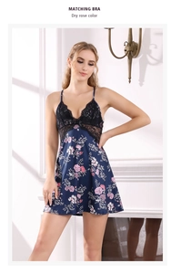 Détail de la dentelle noire et motif floral sur nuisette bleu marine avec soutien-gorge