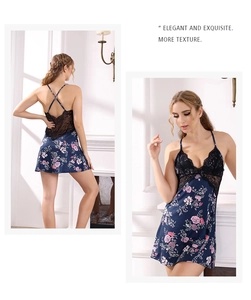 Détail d'une nuisette fleurie en satin avec dentelle noire et bretelles croisées