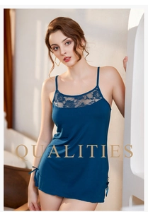 Dettaglio dello scollo in pizzo blu e spalline sottili sulla camicia da notte