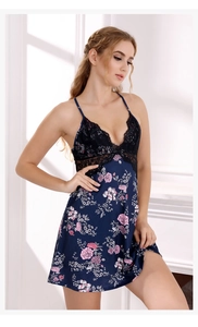 Détails de la nuisette en satin bleu foncé à fleurs avec dentelle noire et roses
