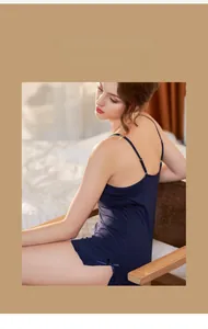 Dettaglio della camicia da notte in pizzo blu navy con fiocco e spalline sottili