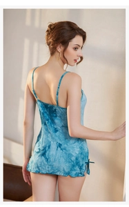 Dettaglio di camicia da notte blu tie-dye con spalline sottili e fiocco laterale