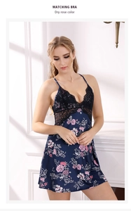 Détail de la chemise de nuit bleu foncé avec imprimé floral et bordure en dentelle chic