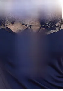 Dettaglio del tessuto in cotone traspirante con bordo in pizzo floreale nero