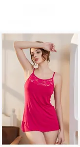 Dettaglio della camicia da notte rosa in modal con pizzo floreale e fiocco decorativo