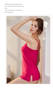 Dettaglio della camicia da notte in seta rosa con trama satinata e scollo a V in pizzo