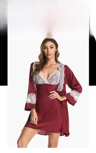Ensemble de nuit en satin rouge foncé avec bordure en dentelle blanche sur le peignoir