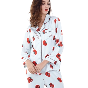 Set pigiama in raso da donna con maniche lunghe e stampa di pomodori rossi su azzurro