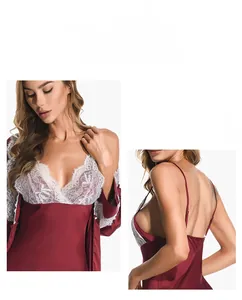 Détail d'une nuisette en satin bordeaux avec dentelle florale blanche et col en V profond