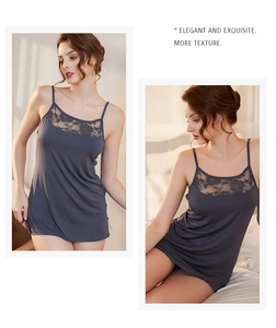 Dettaglio camicia da notte in modal grigio scuro con pizzo nero a rose e spalline