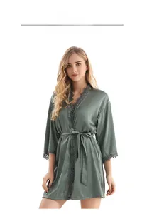 Détail du peignoir en soie gris-vert avec bordures en dentelle et ceinture assortie