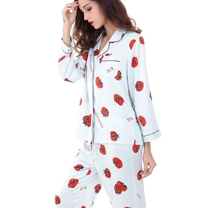 Pigiama da donna in raso azzurro con stampa di pomodori, maniche lunghe e pantaloni