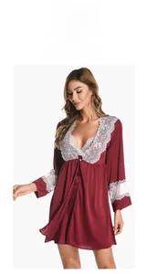 Détail d'un ensemble de pyjama en satin bordeaux avec dentelle florale blanche