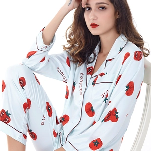 Pigiama da donna in raso azzurro con stampe di pomodori rossi e chiusura a bottoni