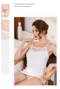 Dettaglio dello scollo in pizzo floreale bianco su una camicia da notte in modal
