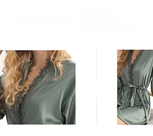 Détail d'un peignoir en soie vert foncé avec col en V et bordure en dentelle élégante