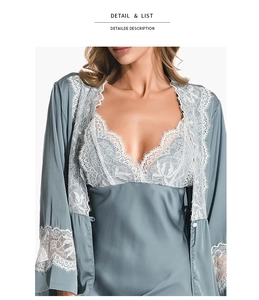 Détail d'un ensemble pyjama en satin bleu clair avec broderie en dentelle florale