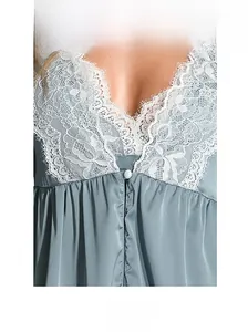 Détail du liseré en dentelle cil française et col en V sur une nuisette bleu-gris