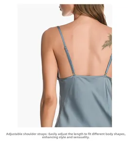 Détail de la boucle réglable sur la bretelle fine de la nuisette en satin bleu gris