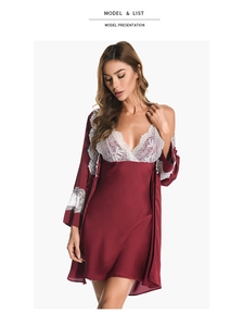 Détails du peignoir en satin bordeaux de luxe et nuisette en dentelle brodée blanche