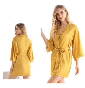 Vue avant et arrière d'un peignoir en satin jaune avec bordure en dentelle et ceinture