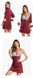 Détail de l'ensemble de nuit en satin bordeaux montrant la dentelle blanche sur le peignoir