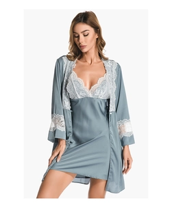 Détail du peignoir en satin de soie bleu-gris avec dentelle blanche sur les manches et le col