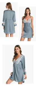 Détail de l'ensemble de nuit en satin bleu gris avec bordure en dentelle blanche sur la robe